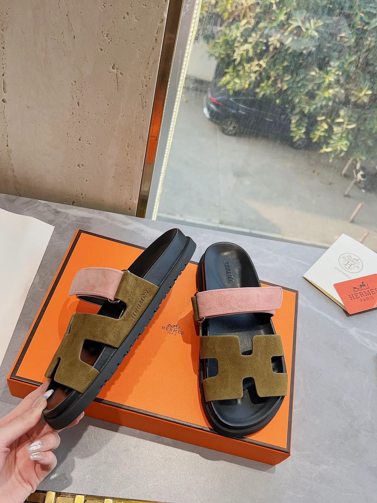 👟👟Ex-factory price 440👟👟 Men's size +10 H family 2024 spring and summer new style HERMES Hermes' recently popular couple's shoes, pig nose angle sandals and slippers, paired with various colorful socks, extremely trendy. Upper lining: imported original material. Outsole: non-slip and wear-resistant outsole. Size: Female 35-42 (40/42 non-returnable and non-exchangeable) Men’s size: 39-45 (45 is non-refundable and non-exchangeable)